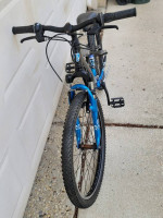 Trek MT220 Boys 24 Mountain Bike