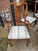 Dining room table set with 5 chairs and 2 leafs