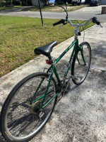 Trek 720 Multitrack Hybrid Bike in Excellent Condition.