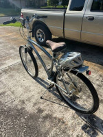 Diamondback Wildwood Deluxe Hybrid Bike in Like New Condition.