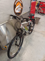 DIAMONDBACK SORRENTO 21 SPEED MOUNTAIN BIKE IN PRISTINE CONDITION