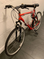 GT city commuter bike bicycle with shocks, 21” size for taller riders