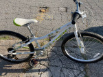 TREK MT200 WHITE W/ LIME GREEN GIRLS MOUNTAIN BIKE BICYCLE GREAT SHAPE