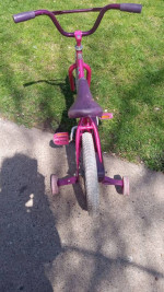 16 inch girls magna with training wheels works excellent