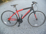 Hyper Bicycle 700c Men's Spinfit Hybrid Bike, Black and Red