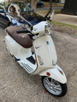 2023 Vespa Primavera 50cc White w/ Included Accessories – LIKE NEW!