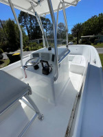 25’ Mako Center console