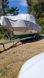 1998 Boston Whaler Conquest 235