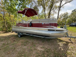 Pontoon boat