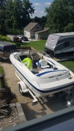 2004 Bayliner 212 Sport Cuddy Cabin