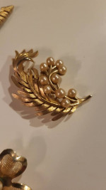 God tone brooches