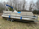 Pontoon Boat - Riviera Cruiser Tri-hull