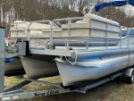 Pontoon Boat - Riviera Cruiser Tri-hull