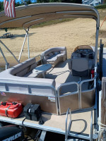 18' pontoon boat