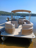 18' pontoon boat