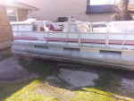 Pontoon boat