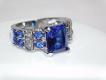 LOVELY LADIES BLUE & WHITE TOPAZ RING ~ COSTUME JEWELRY ~ SIZE 6.5