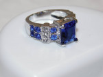 LOVELY LADIES BLUE & WHITE TOPAZ RING ~ COSTUME JEWELRY ~ SIZE 6.5