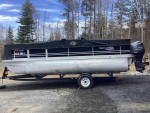 Pontoon boat
