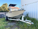 Center console boat