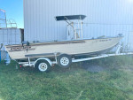 Center console boat