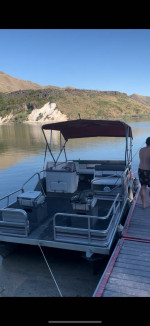 Pontoon boat