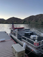 Pontoon boat