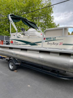 2011 Sun Tracker party barge