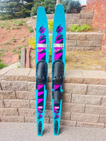Pair Connelly skis