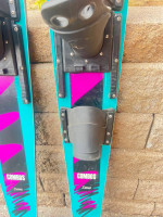 Pair Connelly skis