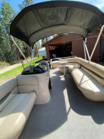 2016 Sun Tracker Pontoon