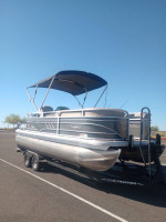 Pontoon boat