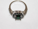 LADIES EMERALD STYLE ROUND STONE RING ~ SIZE 9 ~ NICE COSTUME RING