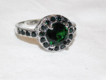 LADIES EMERALD STYLE ROUND STONE RING ~ SIZE 9 ~ NICE COSTUME RING