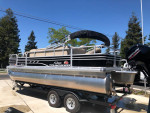 Sun tracker pontoon boat
