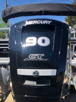 Sun tracker pontoon boat