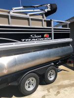Sun tracker pontoon boat