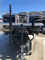 Sun tracker pontoon boat