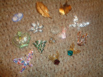 Brooches, Collection of 13. $5 each all for $40