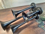 NEW - Four-trumpet train horns w/ compressor/tank
