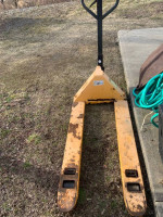 Pallet lift
