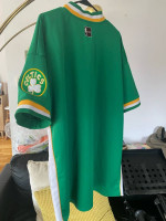 Classic Boston Celtic pregame warmup top, size large