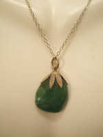 Vintage Green Pear-Shaped Cabochon Necklace w/Petals