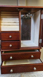 Wooden jewelry box/case