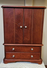 Wooden jewelry box/case