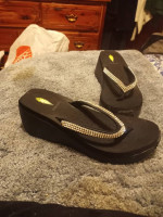 Lot of 12 Pair of Womens Sandals(sizes 9-10)
