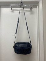 VINCE CAMUTO NAVY BLUE LEATHER CROSSBODY PURSE
