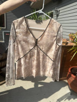 111 state women’s size small top