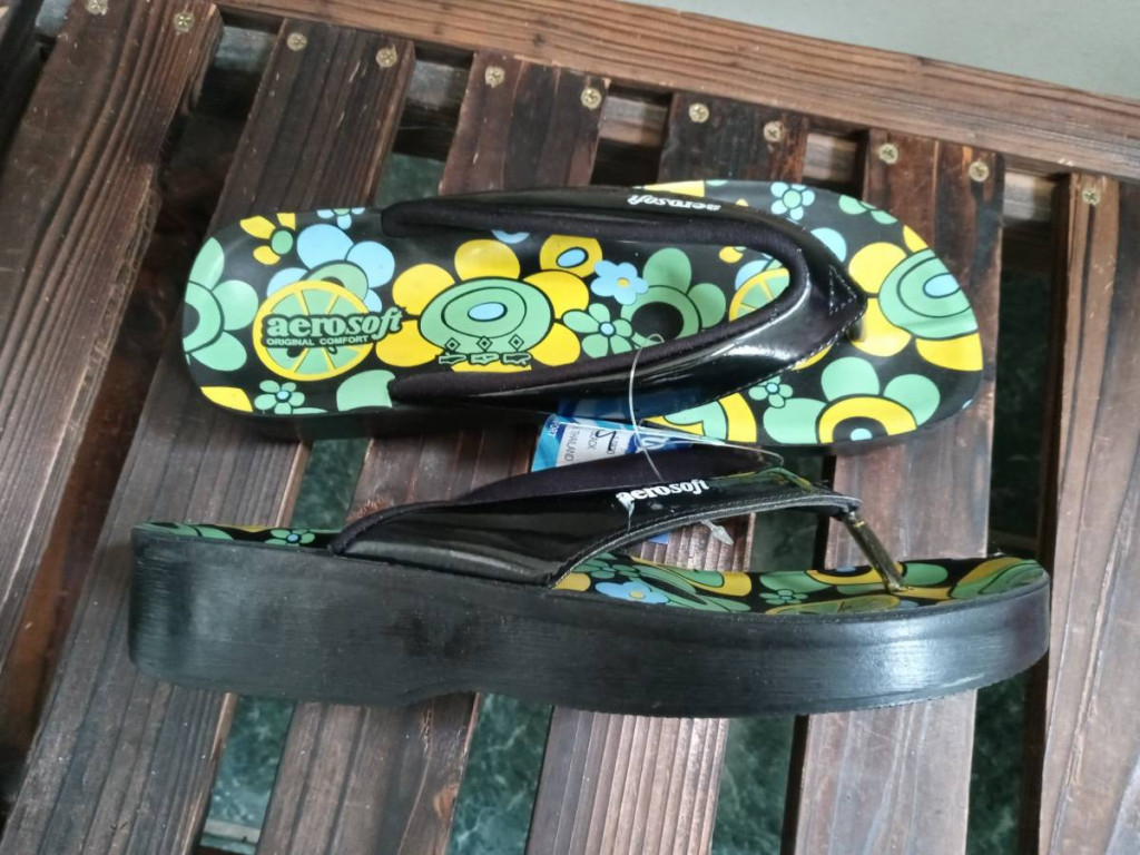 NWT Womens 9 Wedge Sandal Flip Flops Neon Flowers Limes