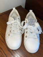 White Sneaker w/ Gray Fur Lined Tongue - Size 6